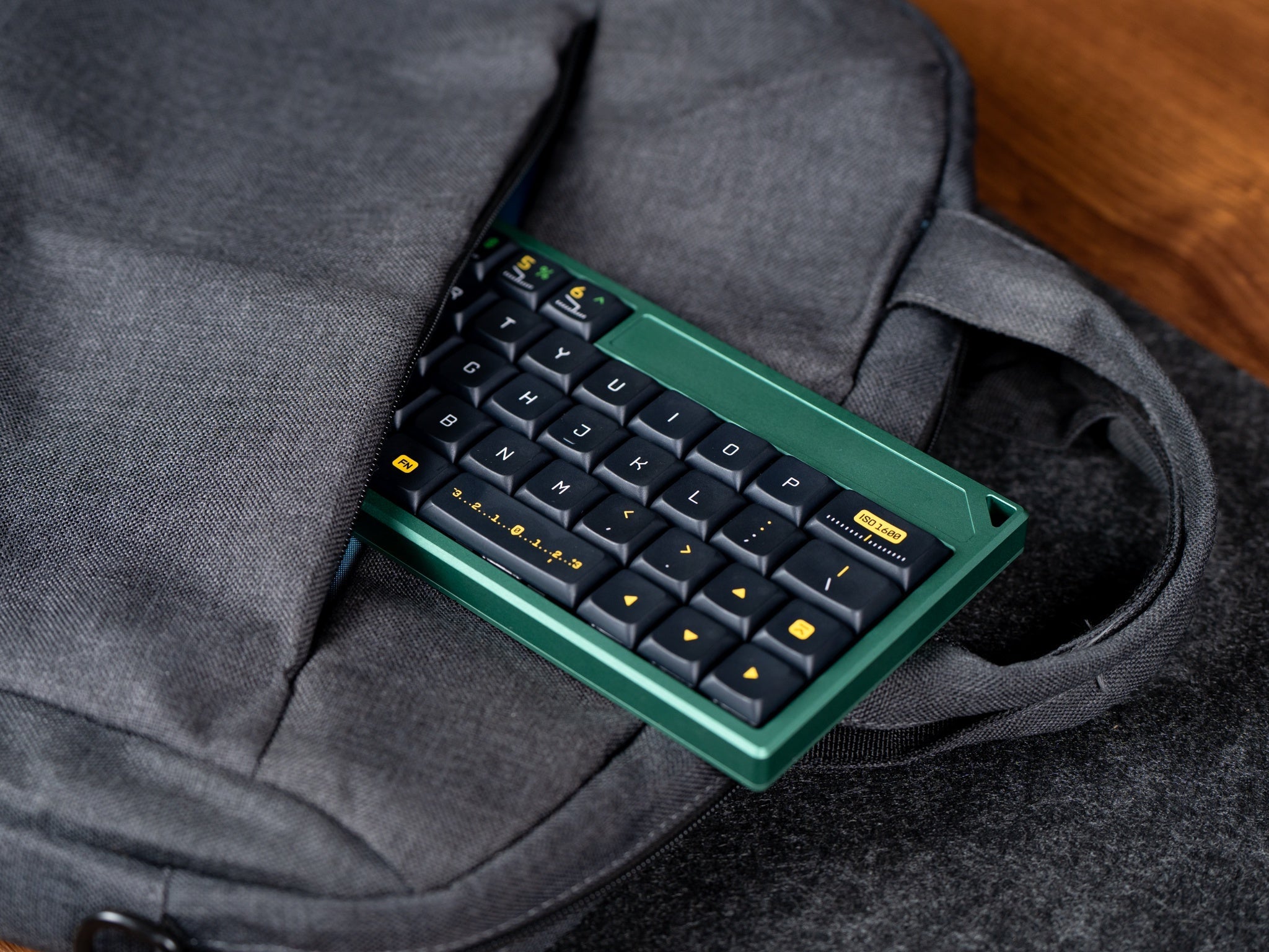 Bullet Train - 40% Low Profile Wireless V4N4G0N Mechanical Keyboard - MonacoKeys