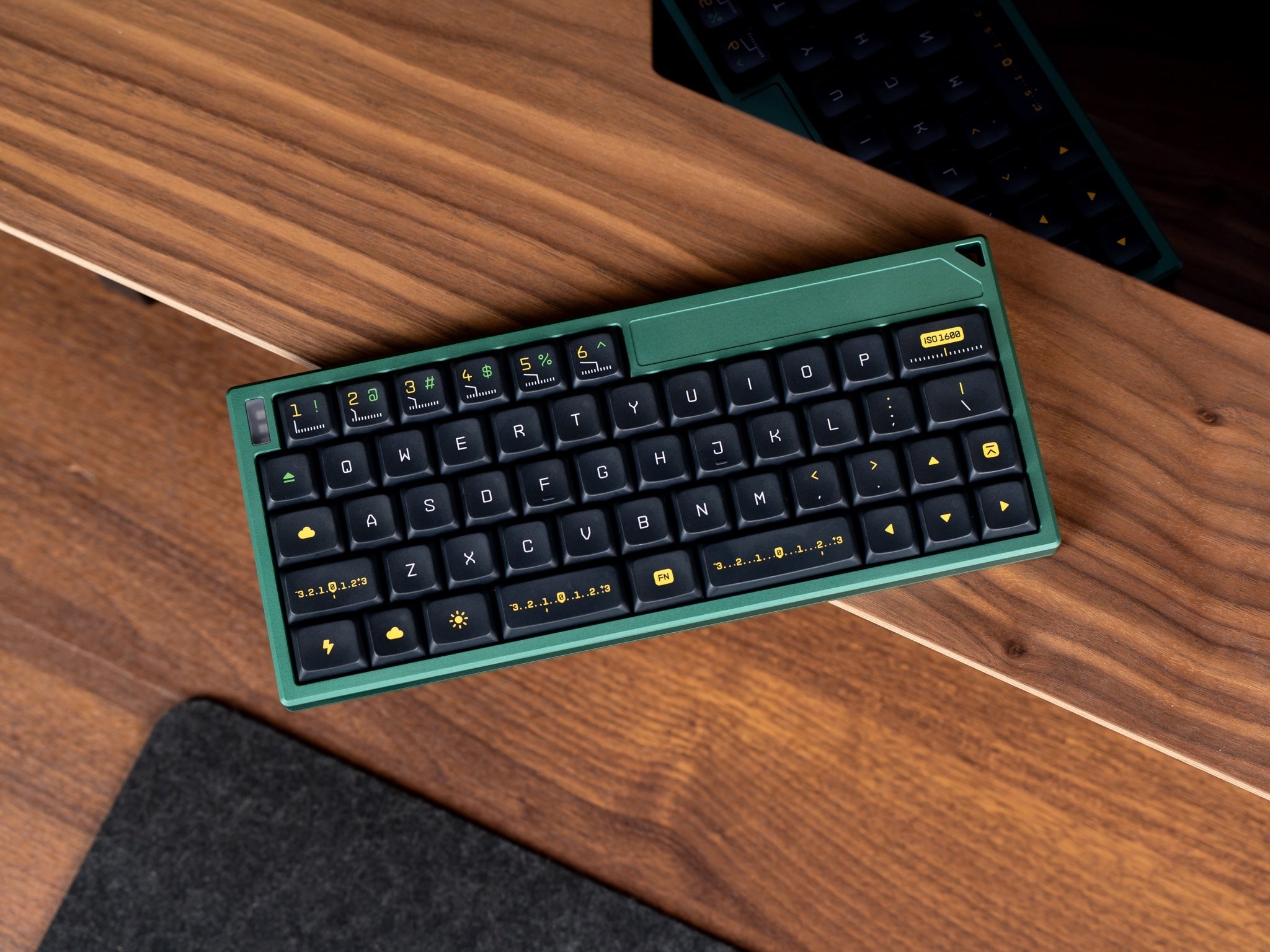 Bullet Train - 40% Low Profile Wireless V4N4G0N Mechanical Keyboard - MonacoKeys