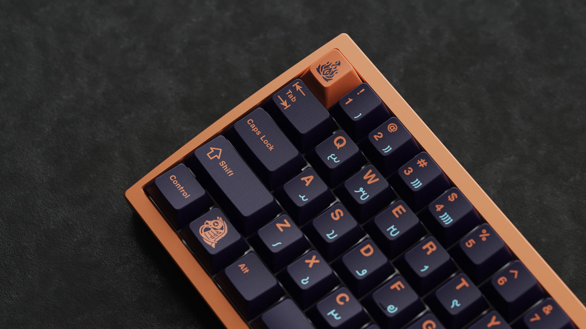 MW Anushirvan Keycaps, Nahaufnahme der linken Seite mit oranger Novelty-Taste an Esc, kupferfarbener Case