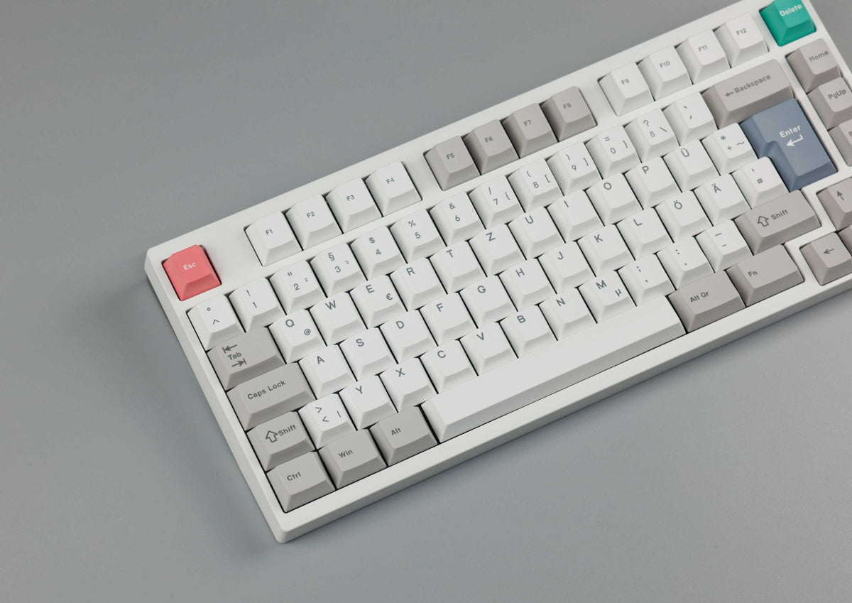 Neo75 Prebuilt White, ISO-DE, Schrägansicht mit blaugrauer Enter-Taste und roter Esc-Taste