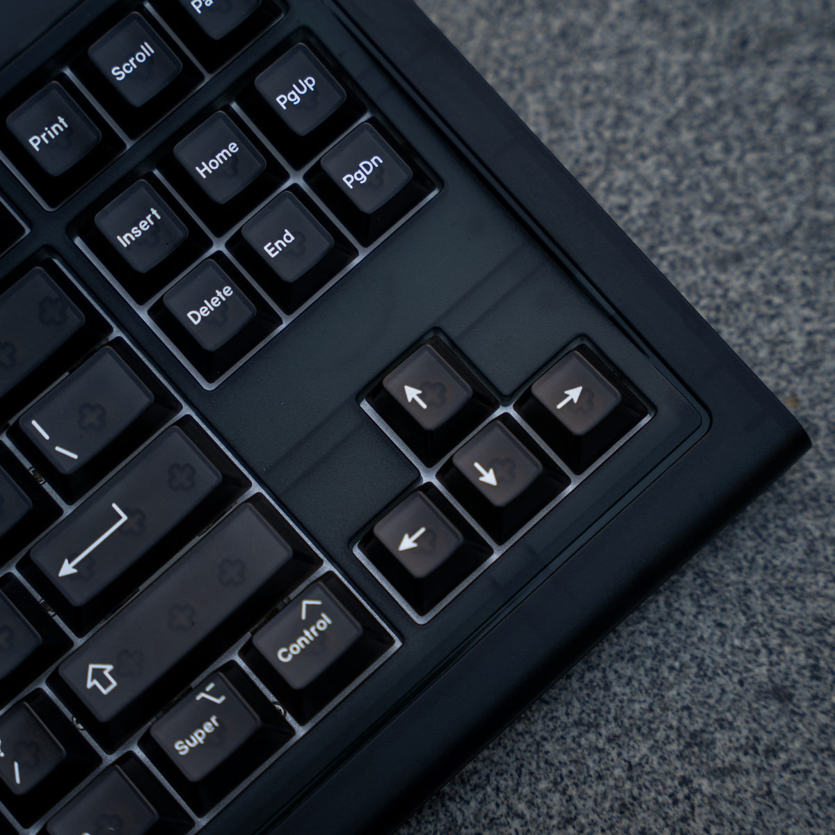 Smurve80 Lume Edition R2 in Last Night, close-up of the navigation cluster and arrow keys