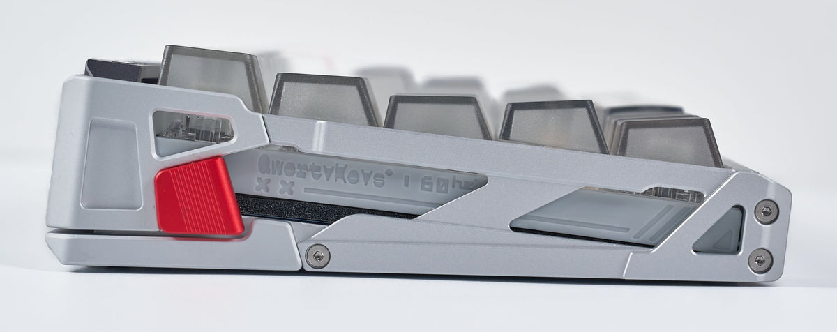 QK60 HE in Aurora Silver in der Seitenansicht mit rotem Akzent und grauen transparenten Keycaps