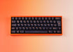 MW Anushirvan Keycaps, dunkle Keycaps mit orangen Legenden auf orangem Case, Draufsicht, ISO-DE