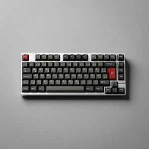 KKB Dolch Keycaps in Schwarz mit grauen Legenden auf einer Tastatur mit silbernem Case, ISO-DE