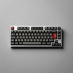 KKB Dolch Keycaps Draufsicht auf Tastatur mit silbernem Case, schwarz-graue Keycaps, rote Esc- und Enter-Taste, ISO-DE