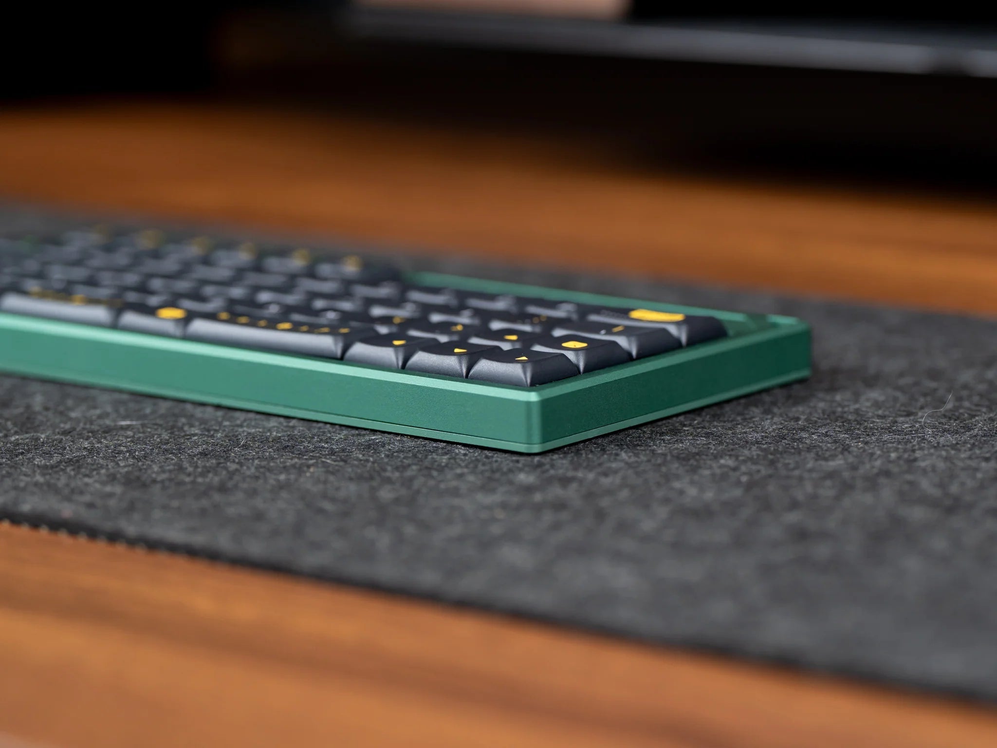 Bullet Train - 40% Low Profile Wireless V4N4G0N Mechanical Keyboard - MonacoKeys