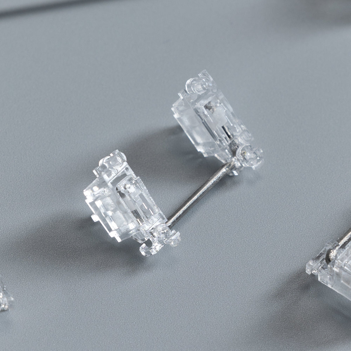 Nahaufnahme eines ConSi Studio V3 2u-Stabilizers mit transparenten Housings und Metallbügel