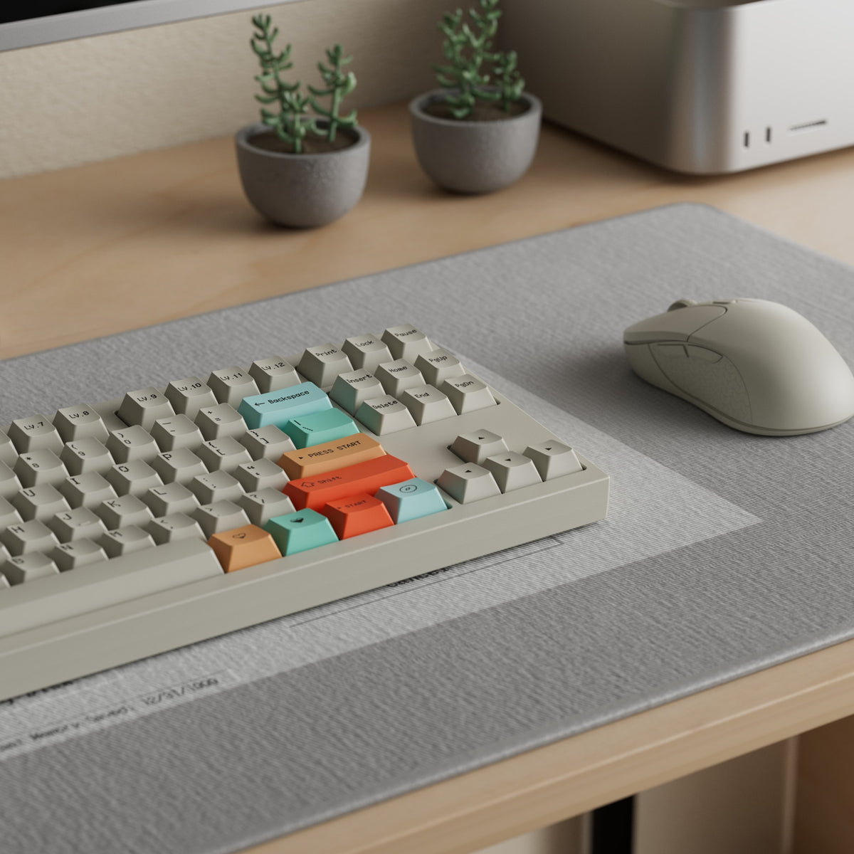 Render: helle KBDFans Chamber TKL mit beigen Keycaps und farbigen Akzenten auf einem Schreibtisch mit Deskmat