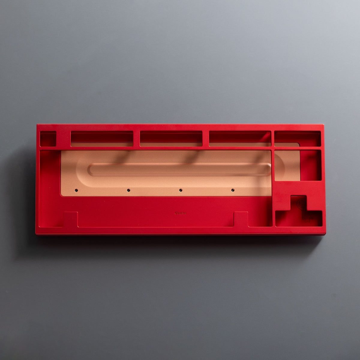 Rotes KBDFans Chamber TKL Gehäuse von oben ohne PCB, innen das Kupfergewicht mit ovaler Vertiefung