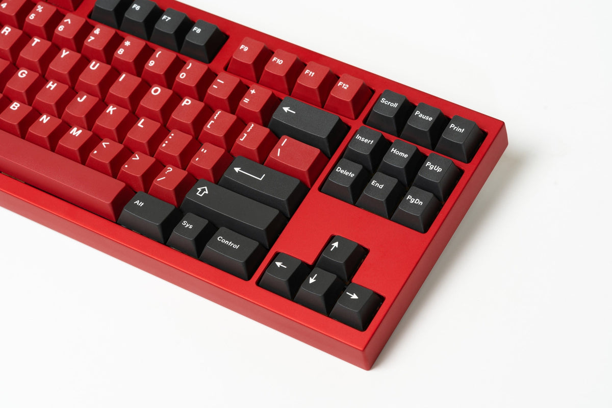 KBDFans Chamber TKL in Rot, Nahaufnahme von Navigationsblock und Pfeiltasten mit schwarzen und roten Keycaps