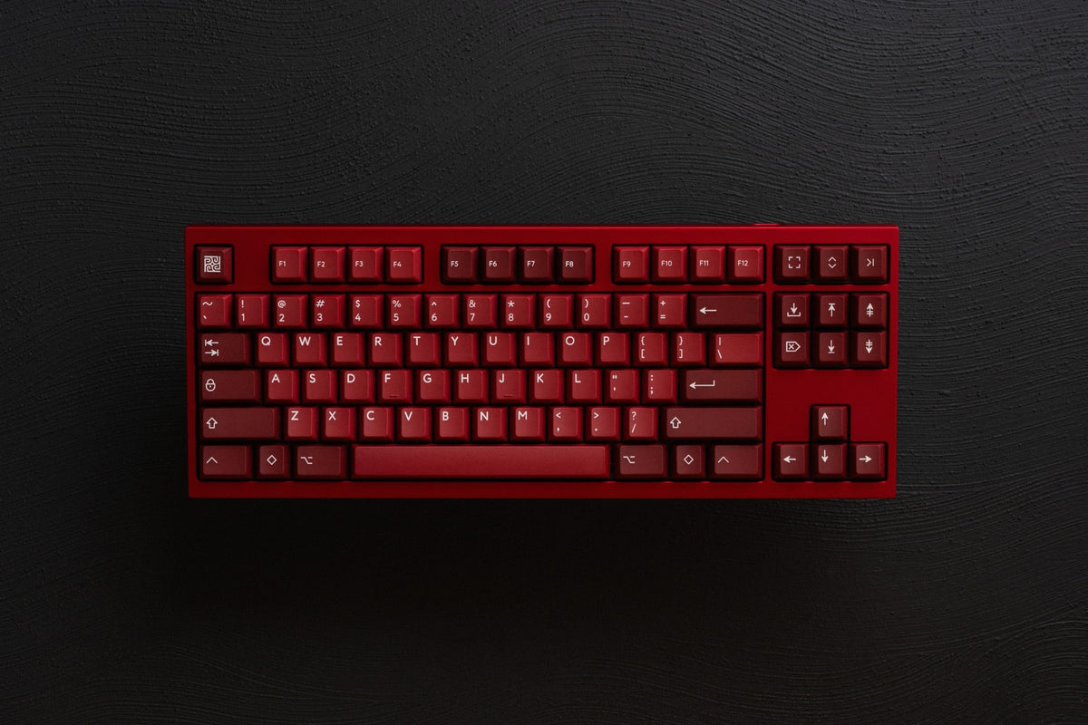 KBDFans Chamber TKL in Rot mit roten Keycaps, von oben fotografiert auf dunklem, strukturiertem Untergrund