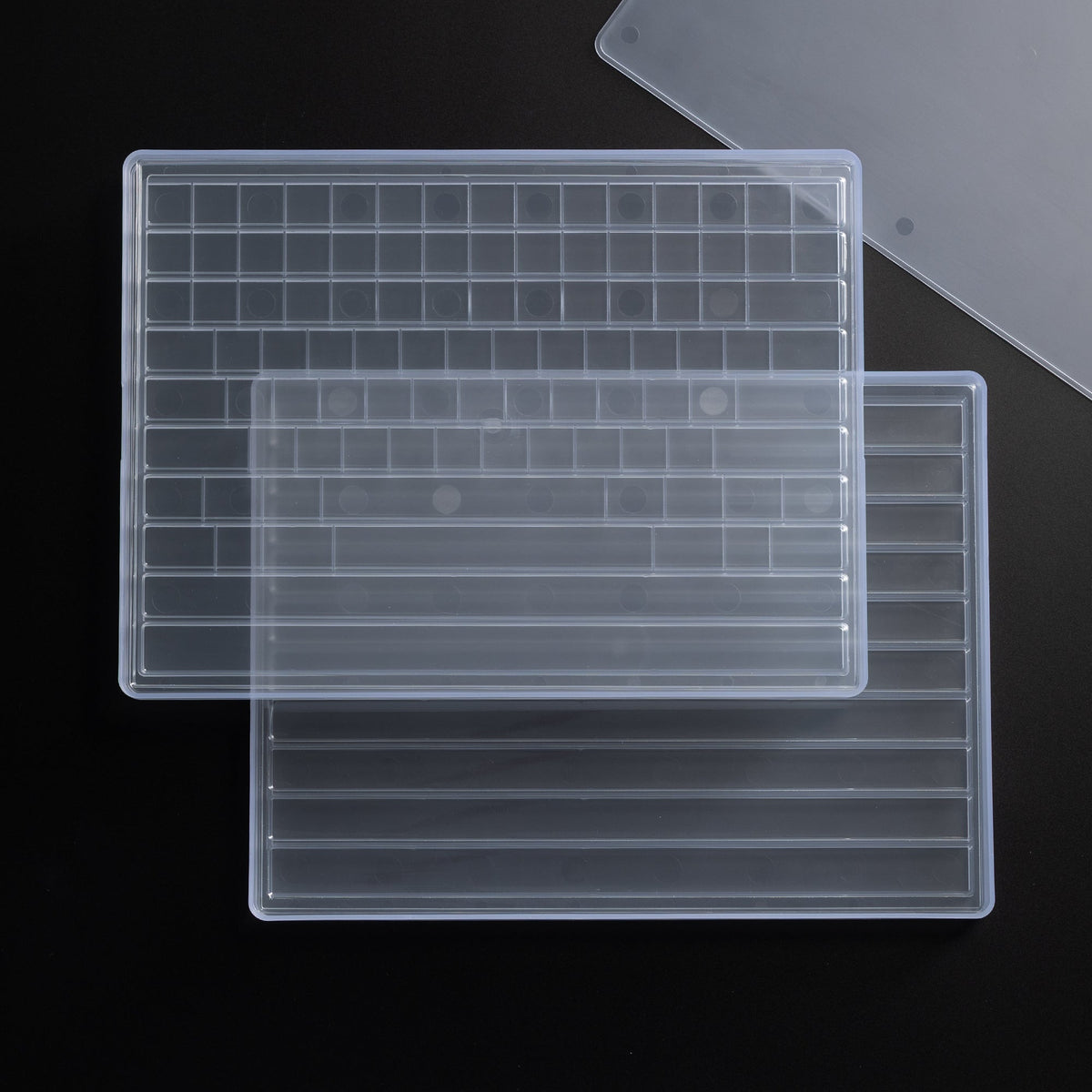 Leere Ebenen des KBDFans Keycap Trays: Tastenraster auf der einen, Längsfächer auf der anderen