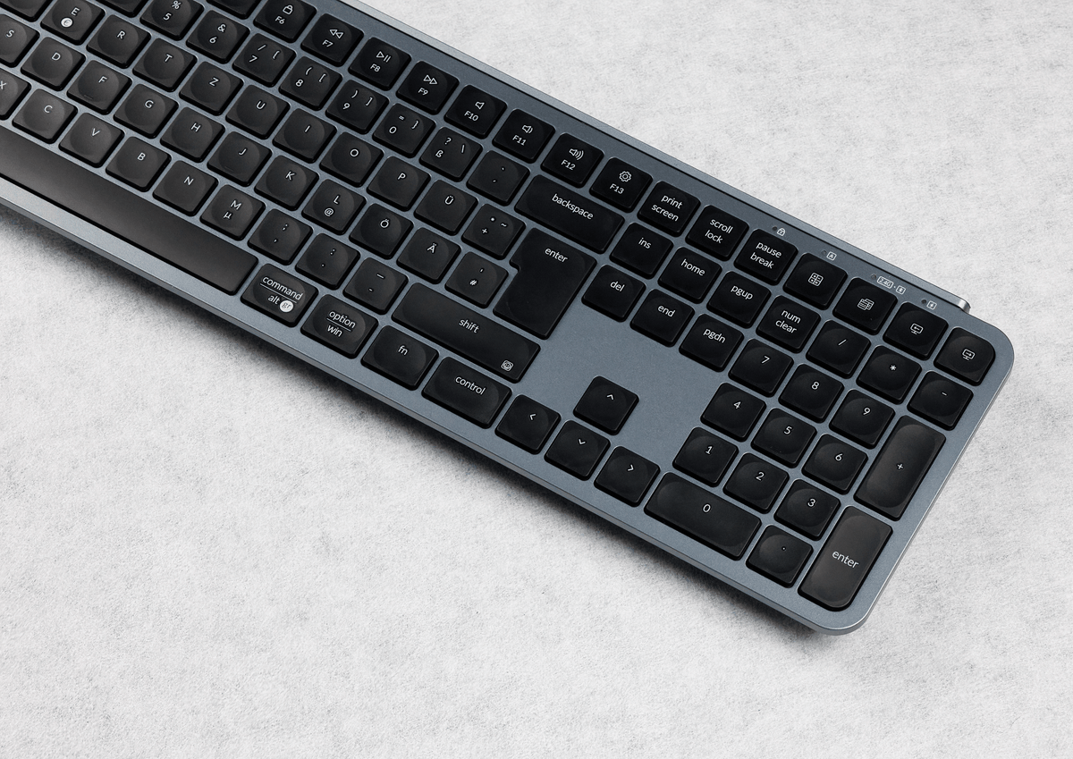 Keychron B6 Pro, Schrägansicht von rechts mit Nummernblock, Pfeiltasten und LED-Anzeigen am oberen Rand