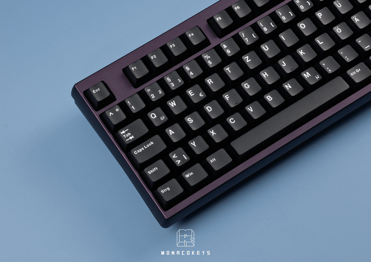 MK Essential White on Black Keycaps schräg von links mit Esc, Tab und Caps Lock