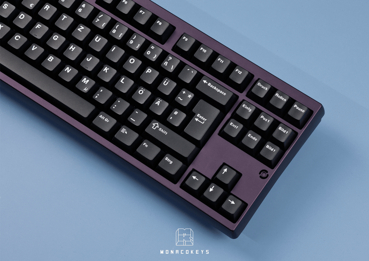 MK Essential White on Black Keycaps schräg von rechts mit deutschen Legenden und ISO-Enter