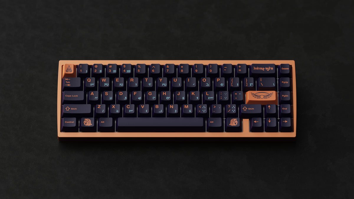 MW Anushirvan Keycaps, Draufsicht auf kupferfarbenem Case, dunkle Keycaps und orange Novelty-Taste