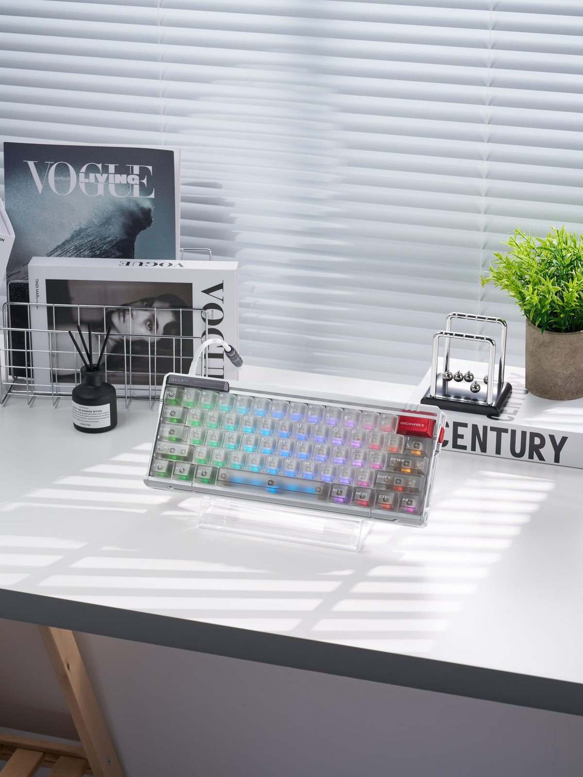 QK60 HE in Aurora Silver mit RGB-Beleuchtung unter transparenten Keycaps auf einem Ständer am Schreibtisch