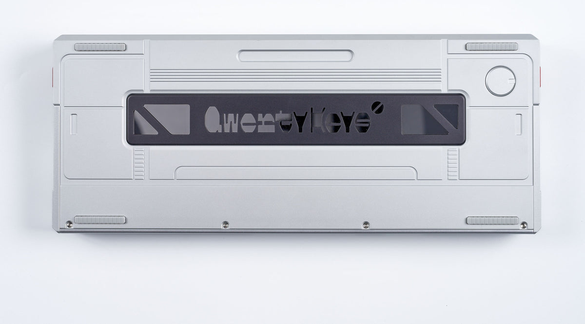 QK60 HE in Aurora Silver, Unterseite mit dunklem QwertyKeys-Schriftzug und Standfüßen